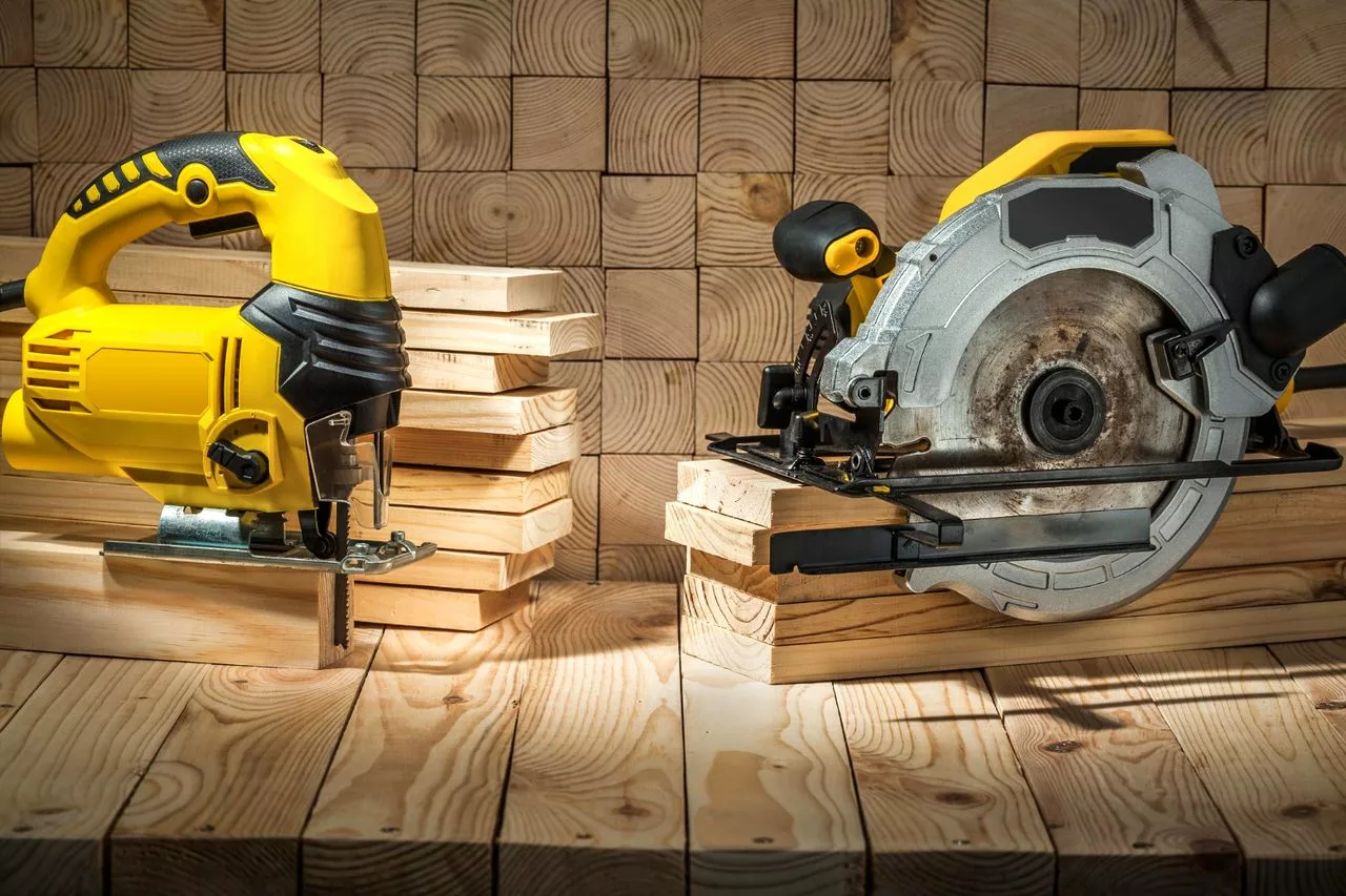Scie sauteuse et scie circulaire